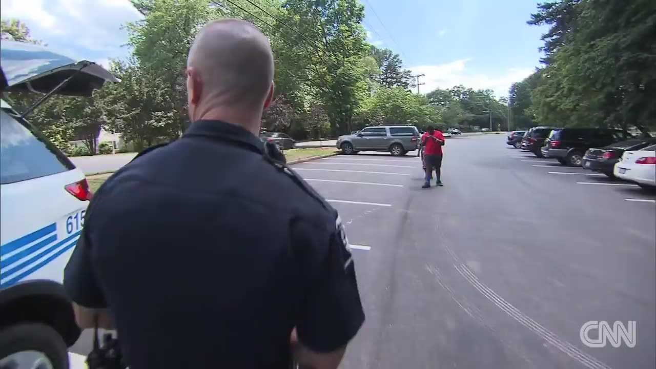 Photo of police officer consoling teen goes viral