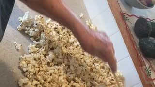 HOMEMADE CARAMEL POPCORN | Mom, the GoodieMaster