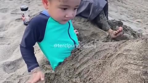 Cipung Mainan Pasir di Pantai