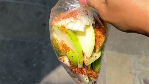 Thai street fruit stall, let a person dazzling knife skills!