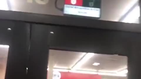 “Παρακαλούμε κοιτάξτε την κάμερα για να μπείτε”