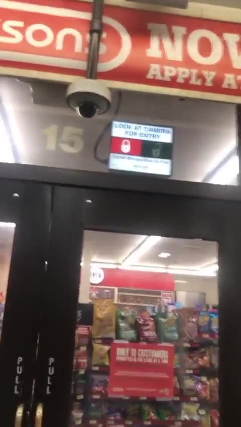 “Παρακαλούμε κοιτάξτε την κάμερα για να μπείτε”