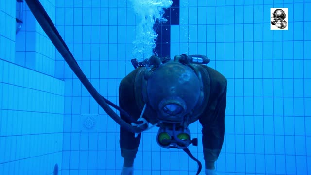 DWEG 2014 Ron makes a testdive with a Siebe Gorman Dutch Navy version