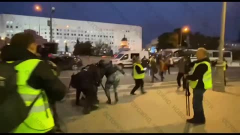 In Moscow, some participants of anti-mobilization actions are, as usual, snatched from the crowd an