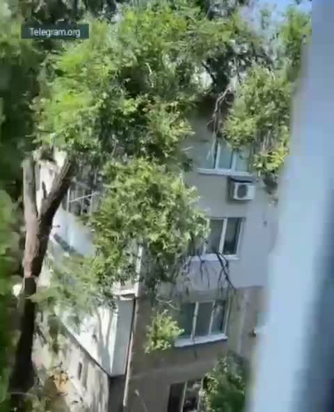 Ozbrojené síly Ukrajiny zasáhly Doněck potřetí. V důsledku úderu začala hořet obytná budova