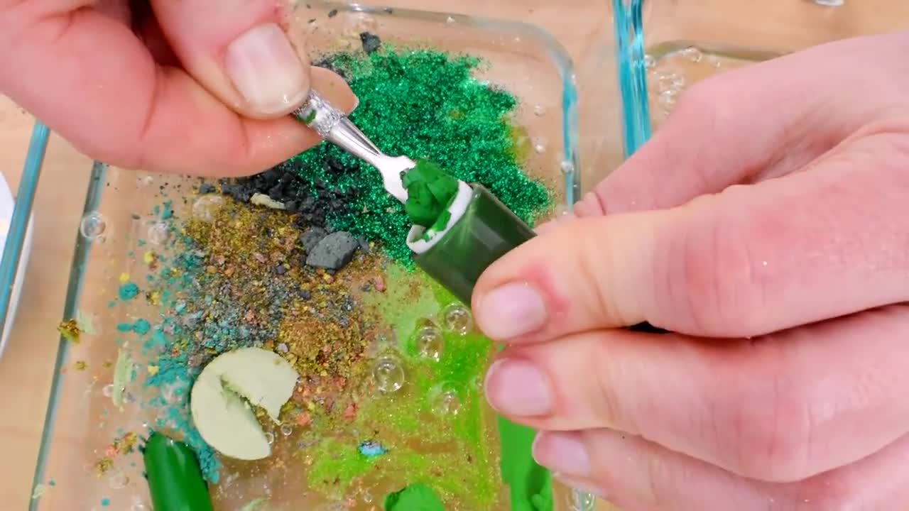 Green vs Gold - Mixing Makeup Eyeshadow Into Slime! Special Series 84 Satisfying Slime Video