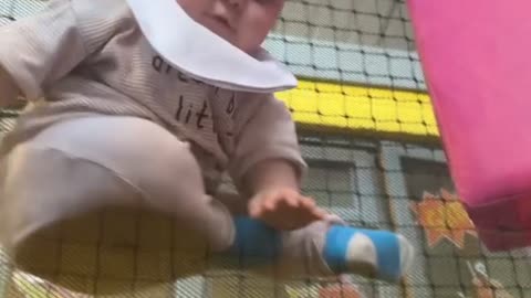 Kiddo Makes Great Face While Playing