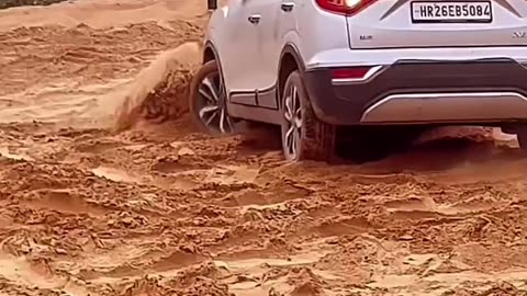 Car ko yeh kaise ghuma diya...