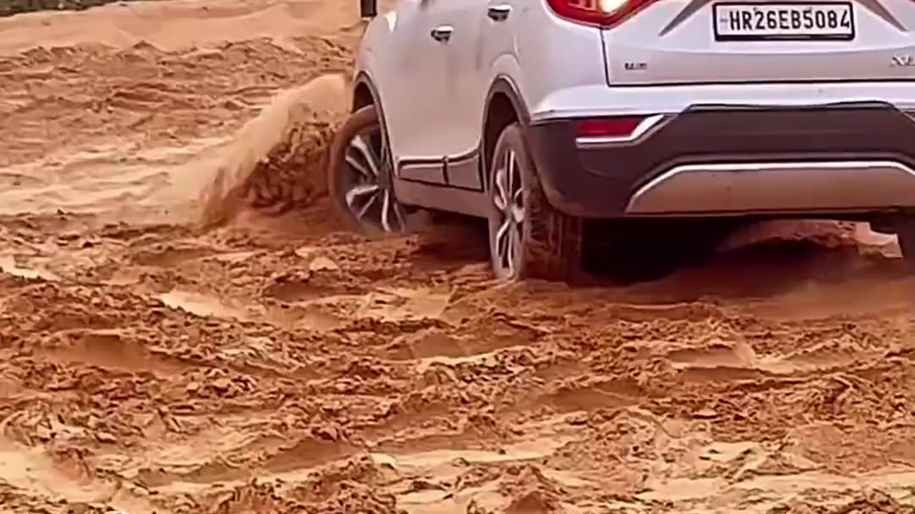 Car ko yeh kaise ghuma diya...