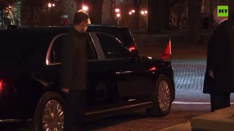 Putin accompagna Xi Jinping alla sua auto dopo i colloqui mentre si conclude il primo giorno della sua visita di tre giorni a Mosca in Russia..Xi è contento perchè toglierà tutti i cagacazzi a stelle e strisce e affini dell'UE