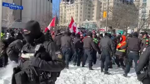 CANADA: CẢNH TƯỢNG KINH TỞM Ở OTTAWA KHI CHÍNH QUYỀN TẤN CÔNG NGƯỜI BIỂU TÌNH ÔN HÒA LIÊN TỤC‼️