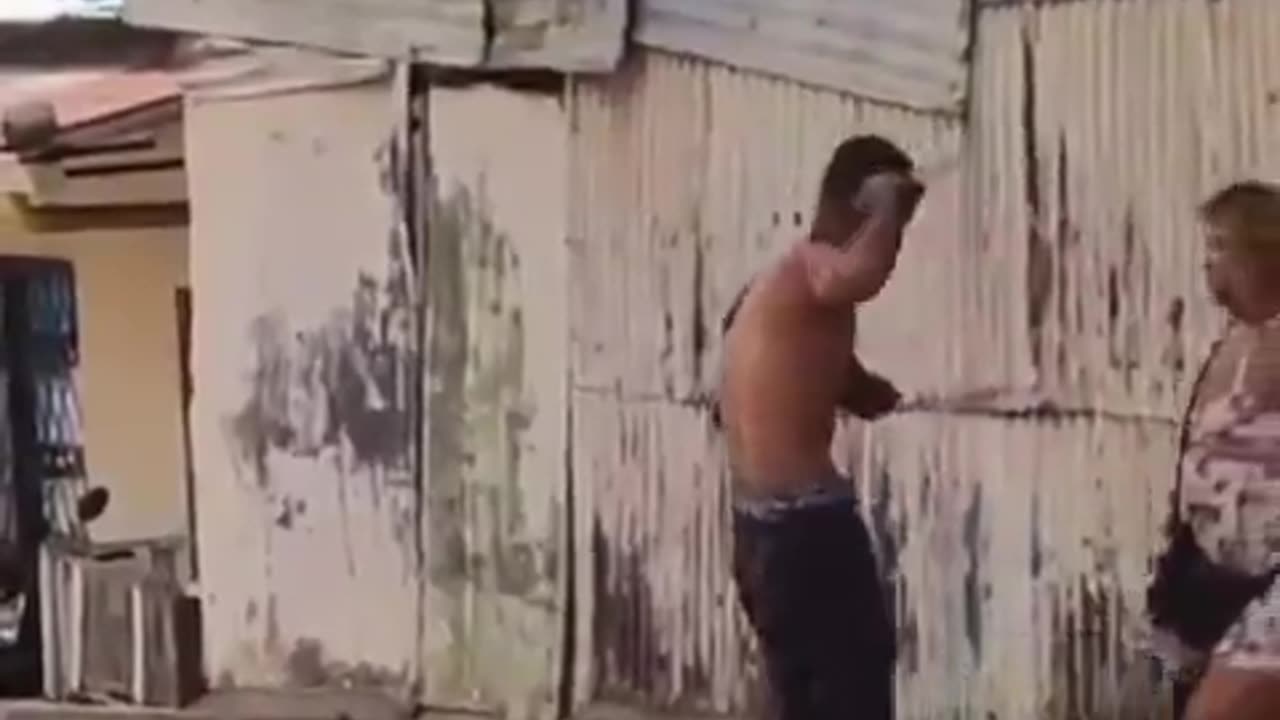 Video | Mujer borracha apuñaló a su novio y luego intentó auxiliarlo