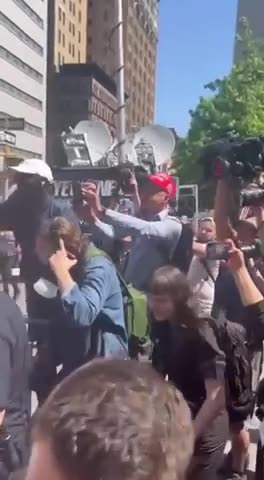 Robert De Niro completely loses it exiting the Democrats' Trump trial