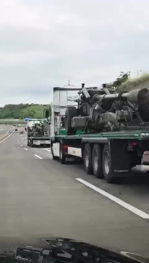 Italské houfnice FH-70 155 mm míří na Ukrajinu