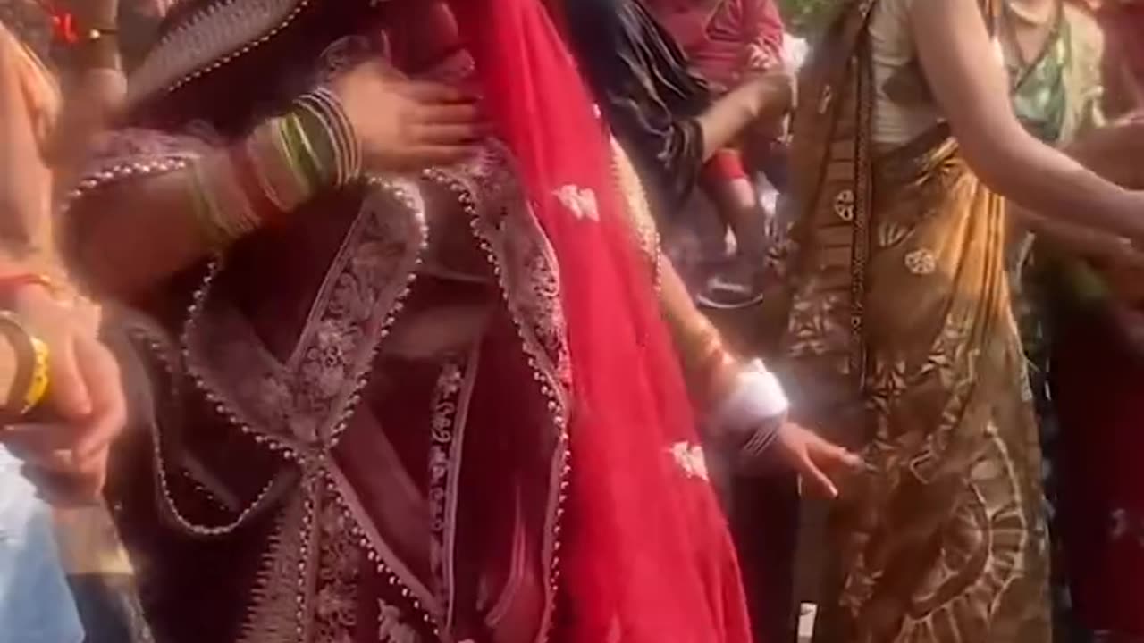 Viral video of indian wedding, bride forgot that she is in husband father fin law