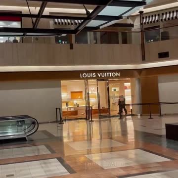 CHAOS !!! Mall robbed in daylight