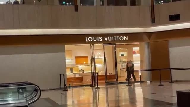 CHAOS !!! Mall robbed in daylight