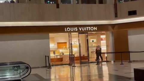 CHAOS !!! Mall robbed in daylight