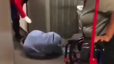 Man with no legs pranks flight attendants