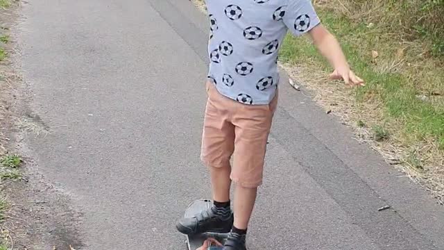 Kid makes rookie error on skateboard!