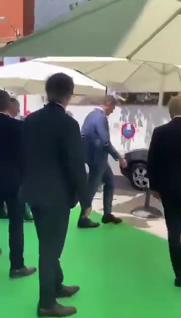 Pedro Sánchez es recibido al grito de “fuera y perro” en Navalmoral