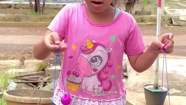 anak kecil berlomba lomba main lato lato