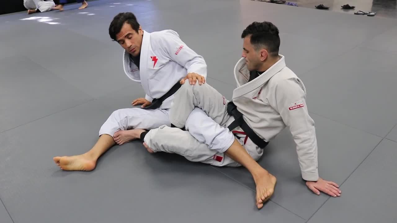 Cobrinha teaches how to escape the HONEY HOLE!! ( leg lock escapes! )