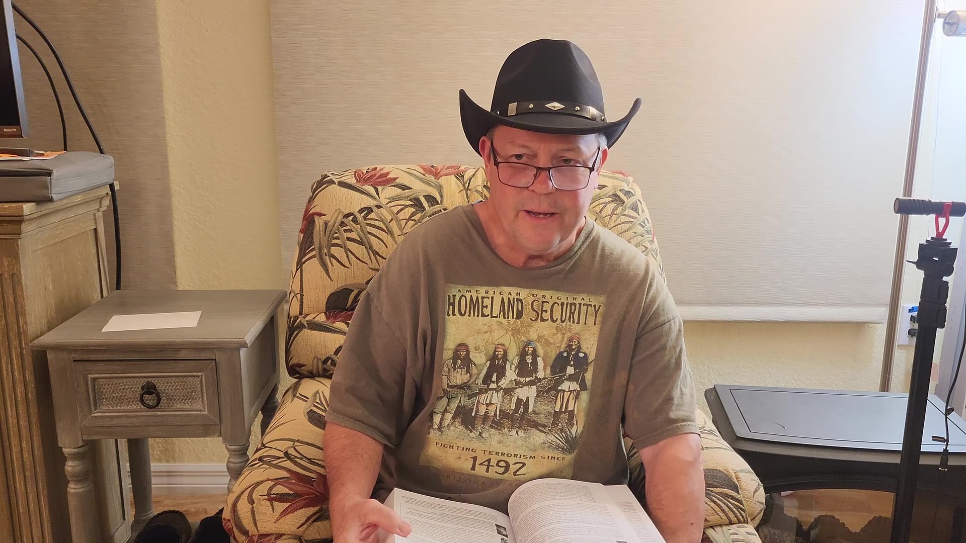 Let us get in to making fun of all the so called cyber security experts. Book Introduction VID1.