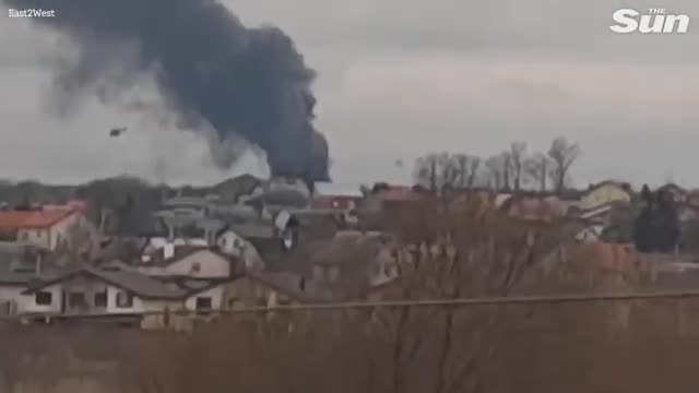 Swarm_of_Russian_helicopter_gunships_blitzing_Ukraine_airport_as_Putin_launches_invasion(360p)