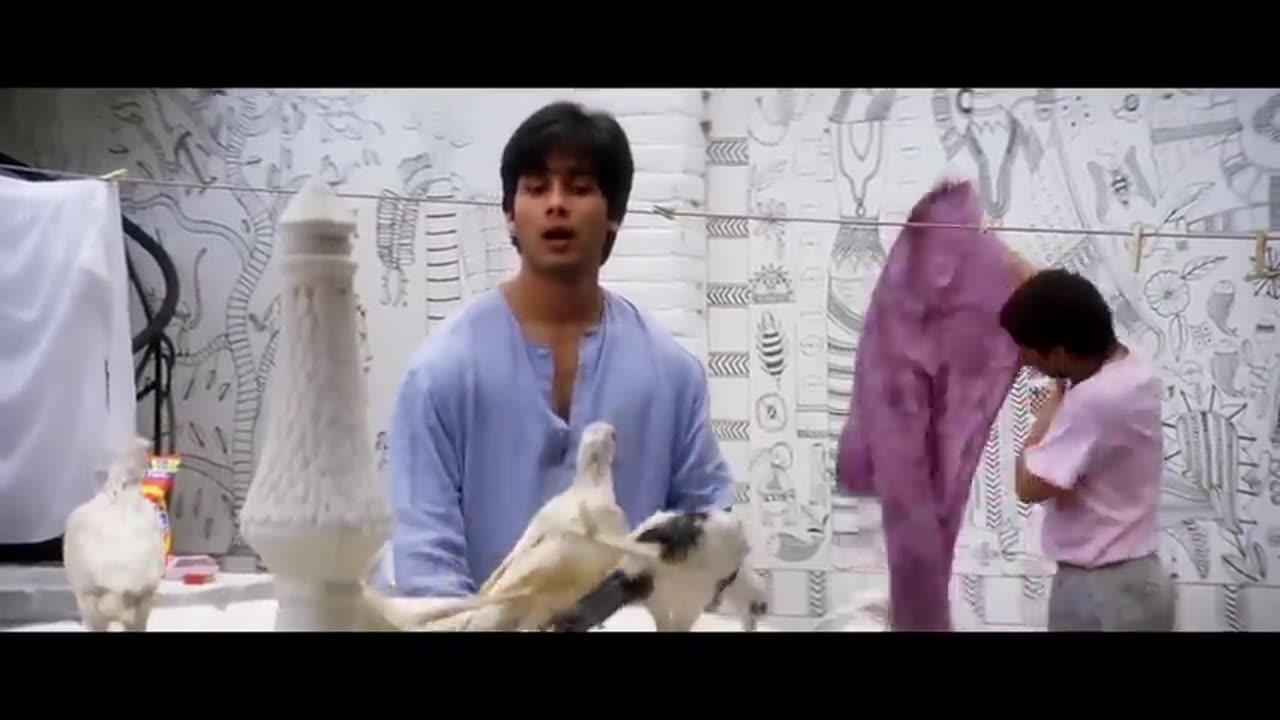 Rajpal Yadav kapde dhote huye