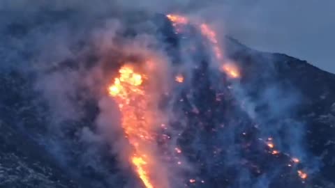 VIDEO/ Përfshihen nga flakët fshatrat në Vlorë