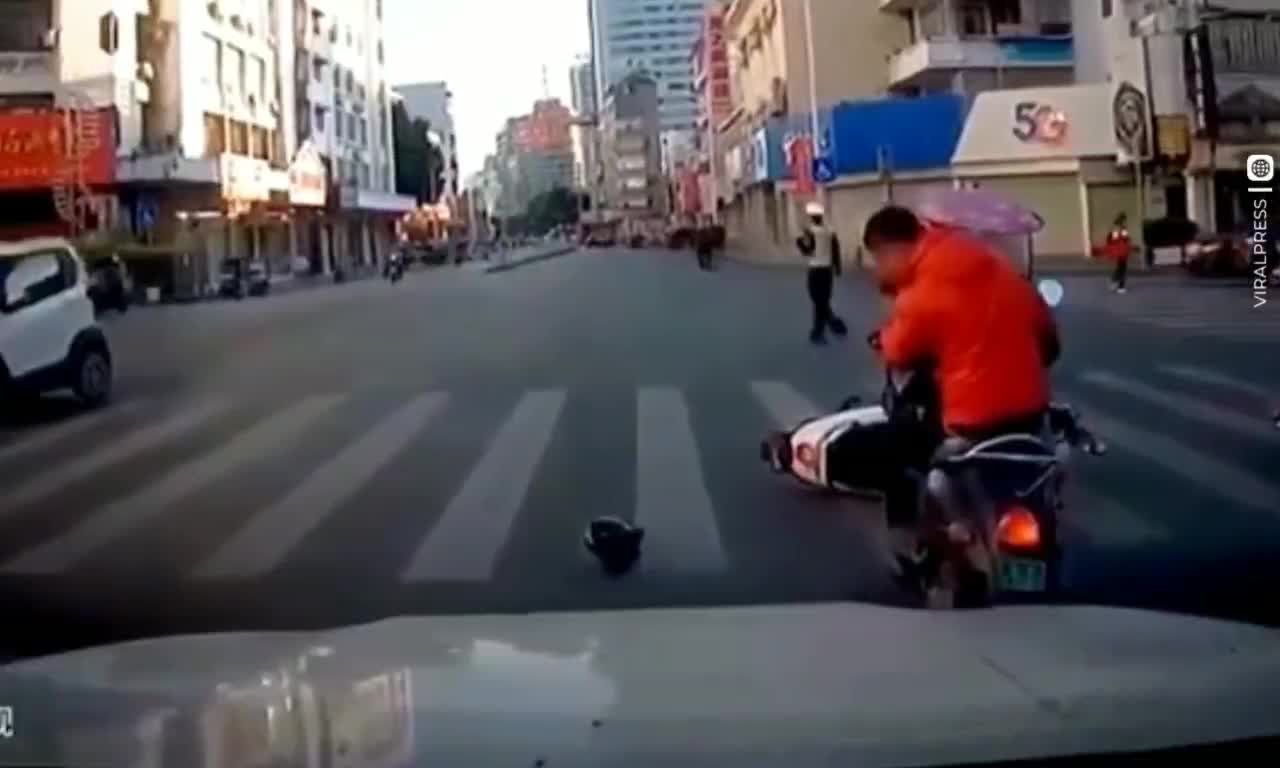 Raging bull charges people in the street in southwest Chin 🤯