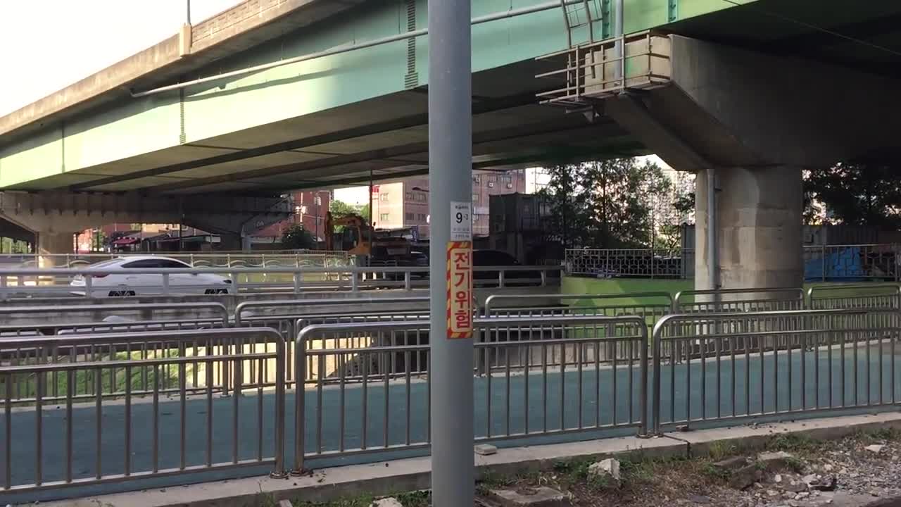 20 Second Korea_ View from Outdoor Metro Station