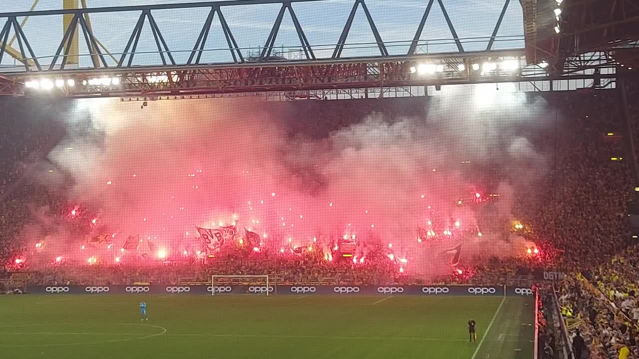Borussia Dortmund Yellow Wall' Craziness.