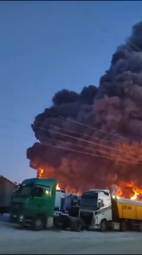 ►🇷🇺🇺🇦🚨Ukrainian drones fly into an oil refinery in the Russian town of Slavyansk-on-Kuban