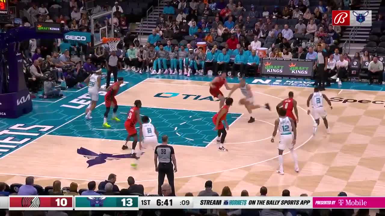 Mason Plumlee two-handed JAM 🚀