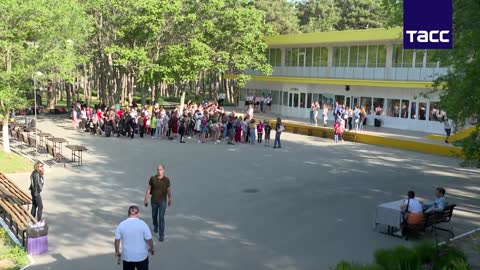 Více než 150 školáků z DLR odjelo na den dětí na prázdniny na Krym