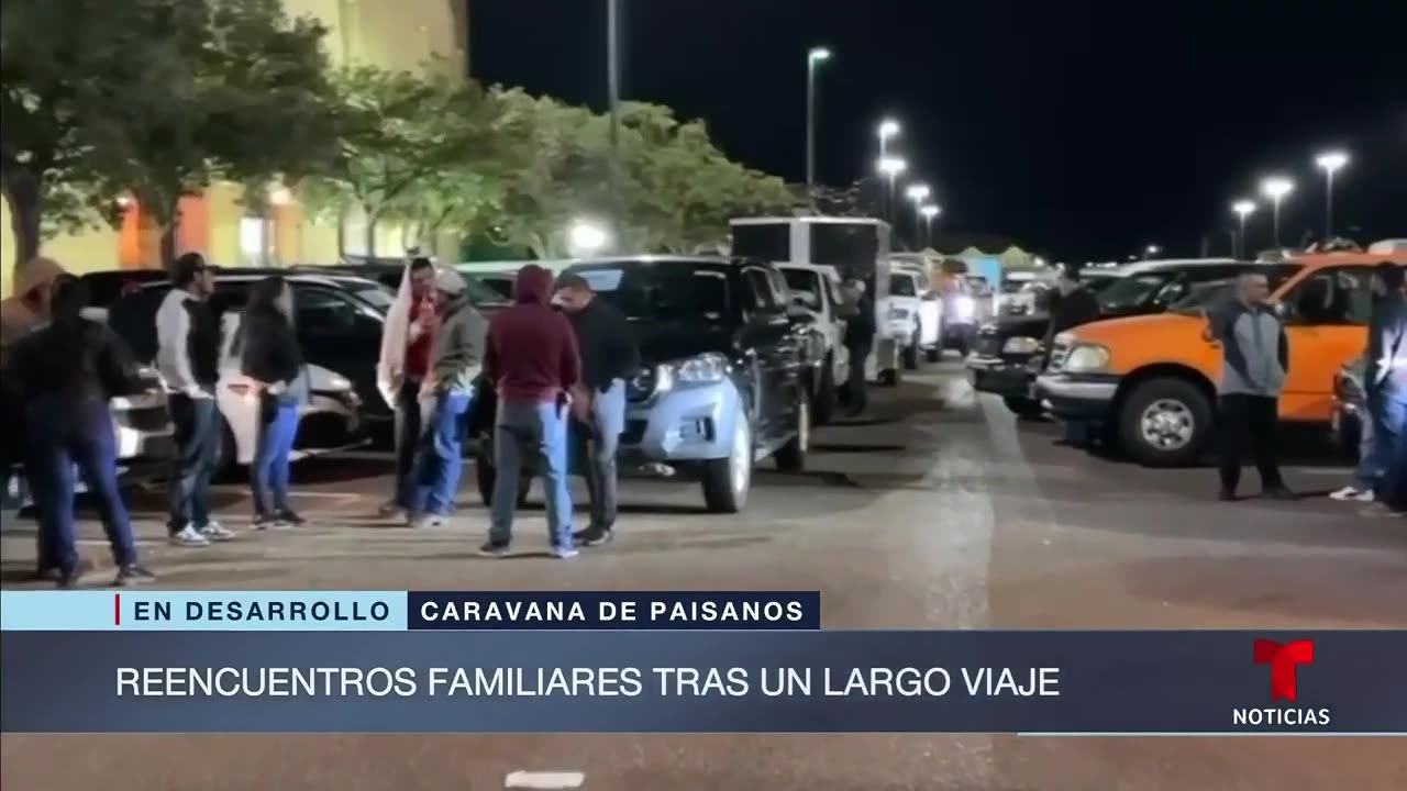 Miles de mexicanos regresan en caravana a su país para pasar las fiestas