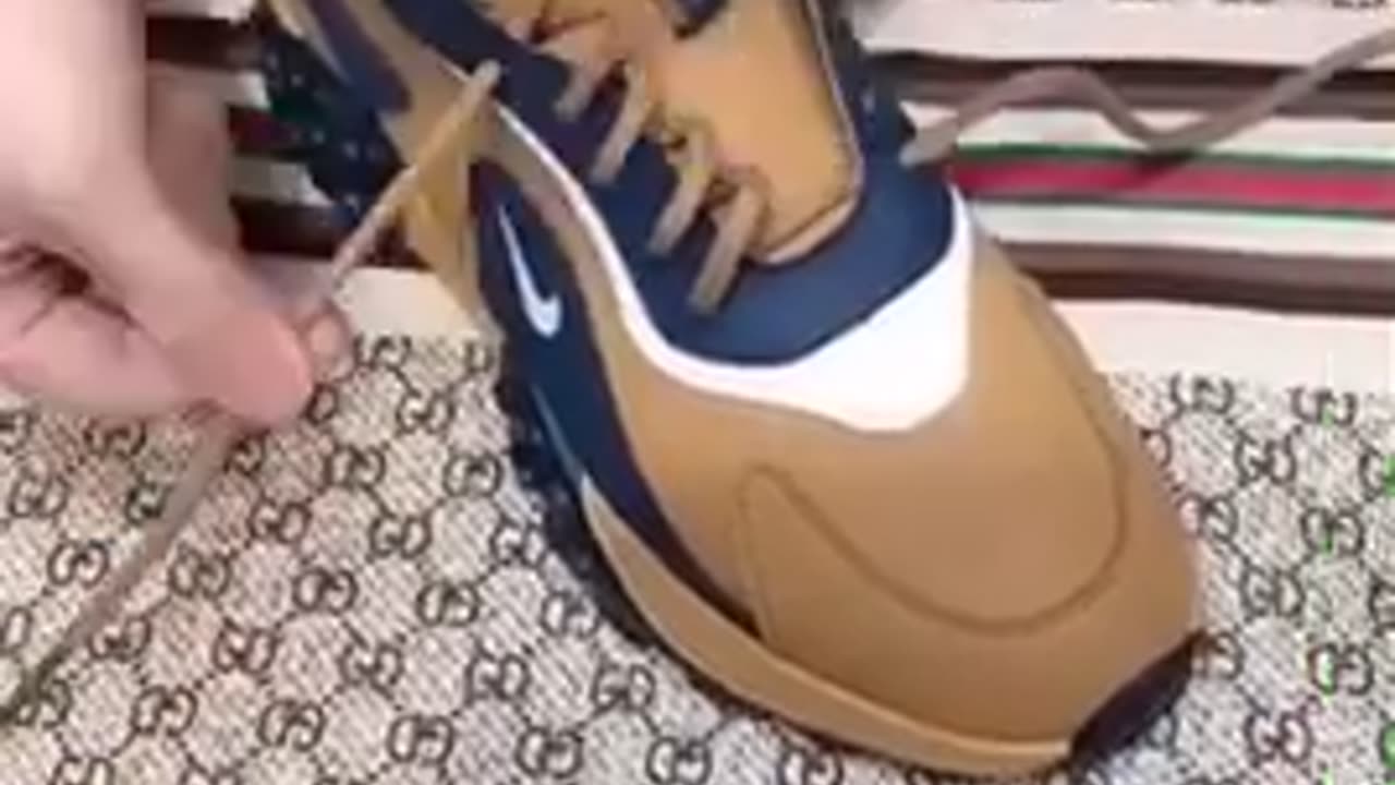 Treading video Tie the shoeslace#short