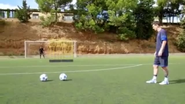 Messi Tells The Goalkeeper Where He Will Shoot and Still Scores!