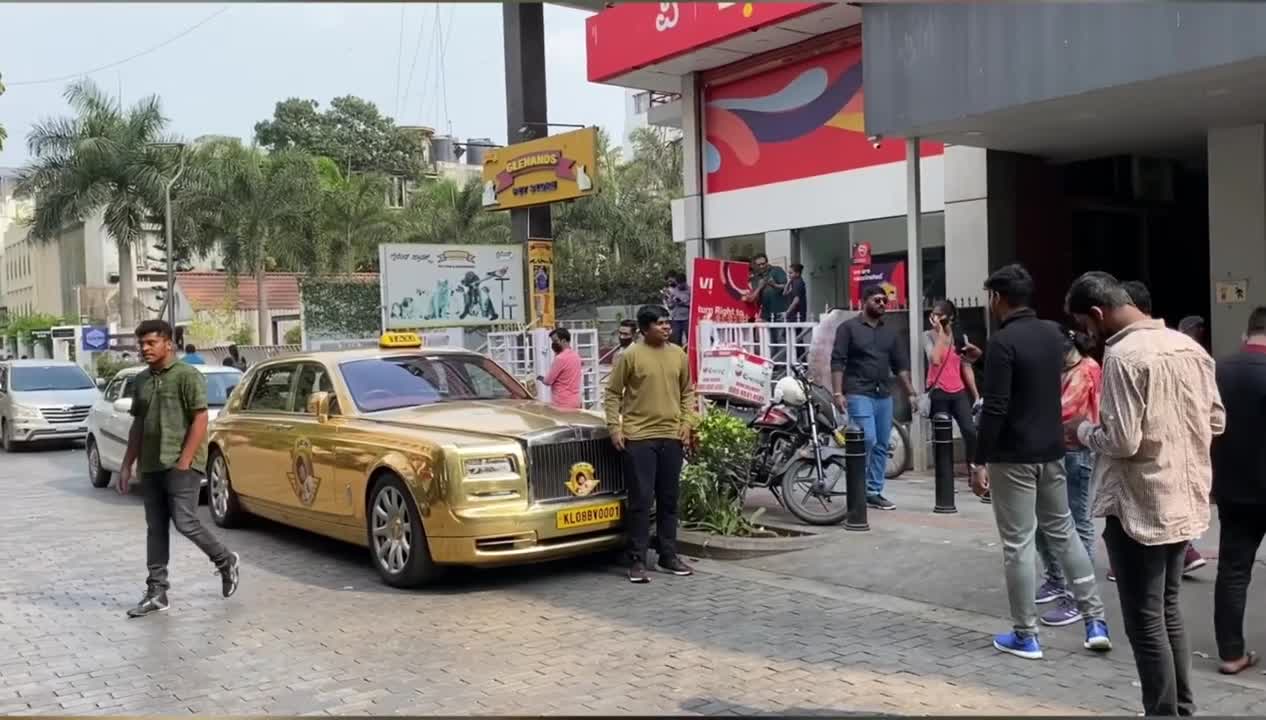 POLICE PULLOVER😱 ILLEGAL GOLD ROLLS ROYCE IN INDIA