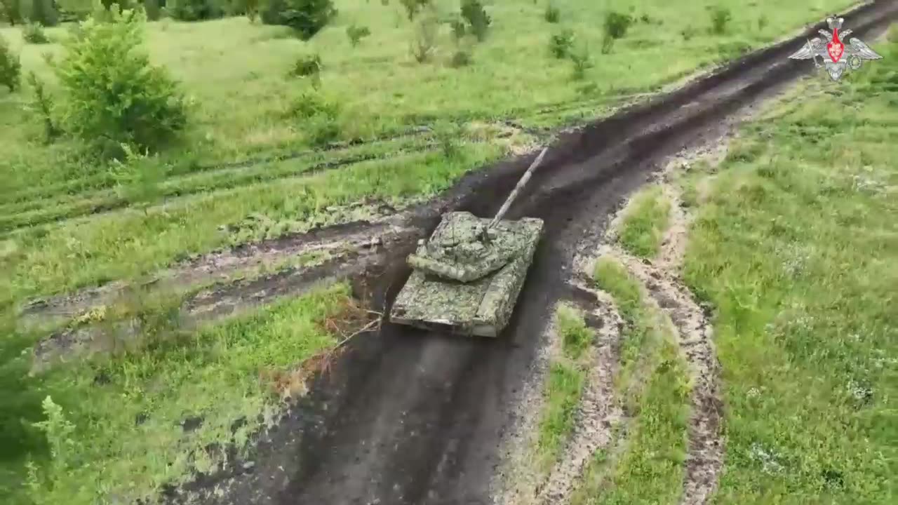 Ruské tanky T-80 pálí na přední linii ukrajinské obrany u Bachmutu