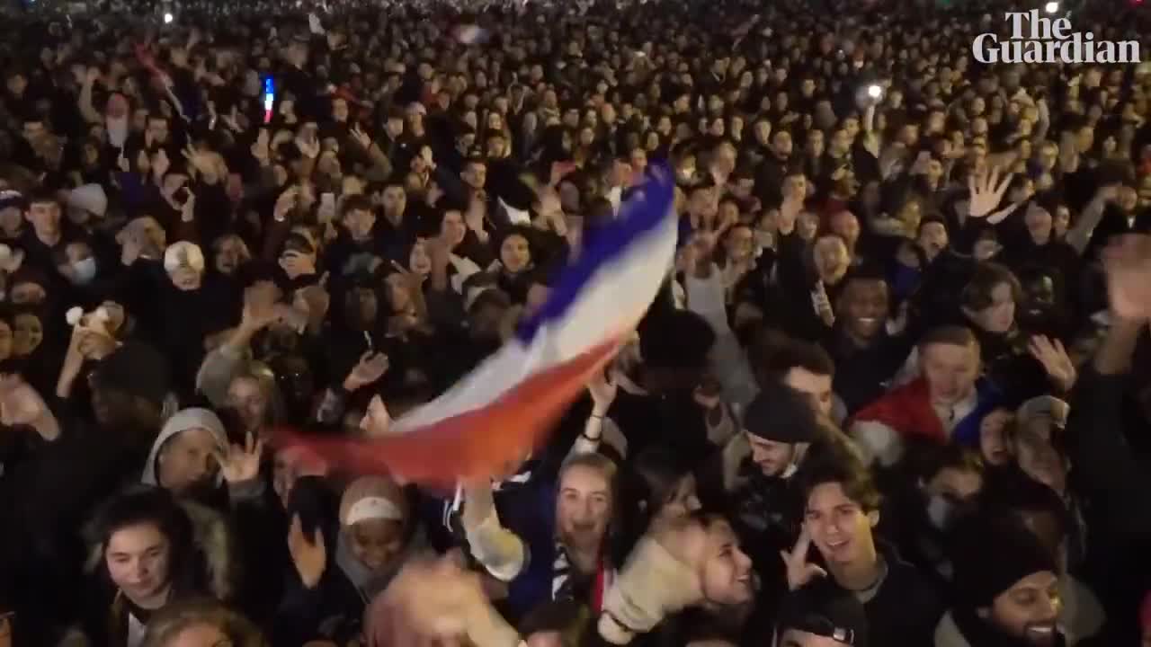 Thousands in Paris cheer arrival of France football team