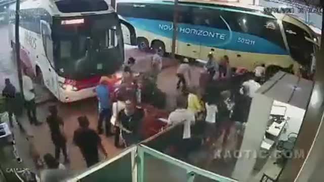 נהג אוטובוס מחוסן מלא נובו הוריזונטה התעלף על ההגה שבעה בני אדם נפצעו