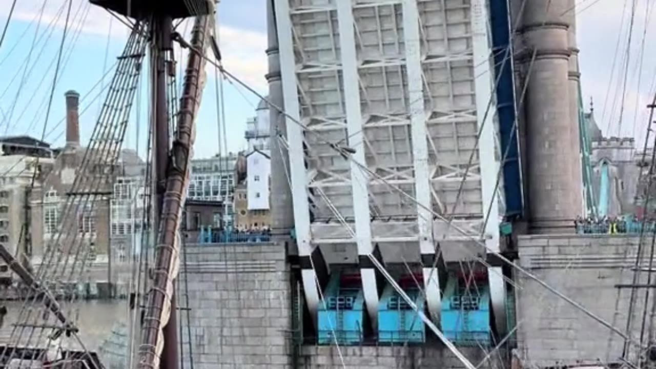 Tower Bridge Lifts For Galeón Andalucía