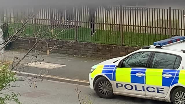 Guy Uses Homemade Rope to Evade Police in Building
