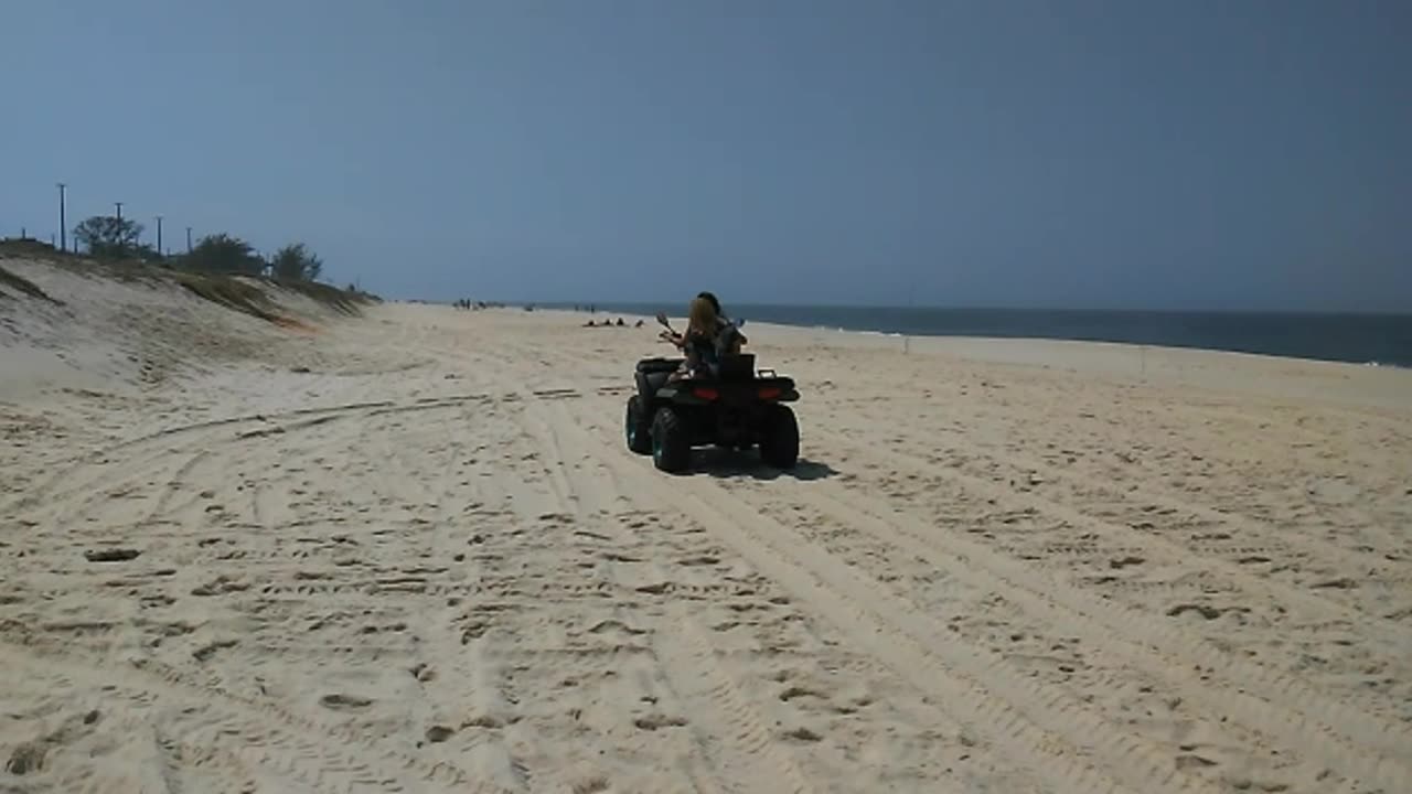 Mãe e filha se divertindo.