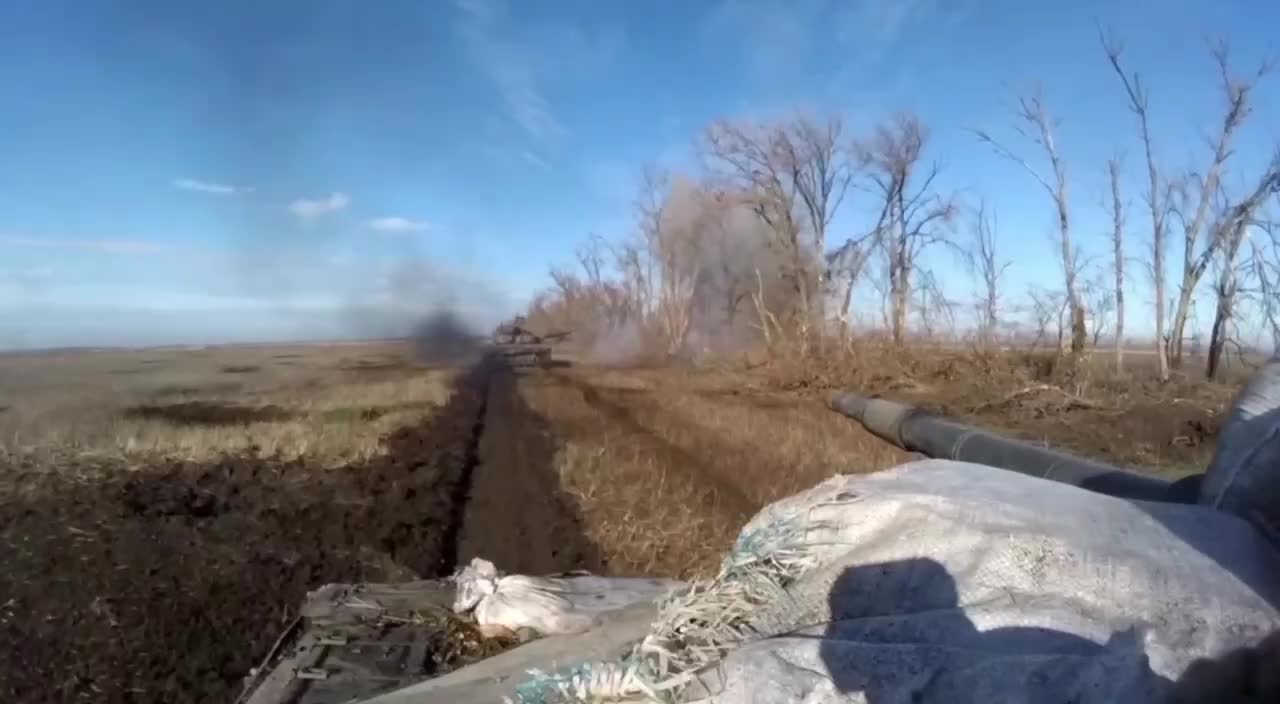 Ru T-72B3s engaging infantry up close