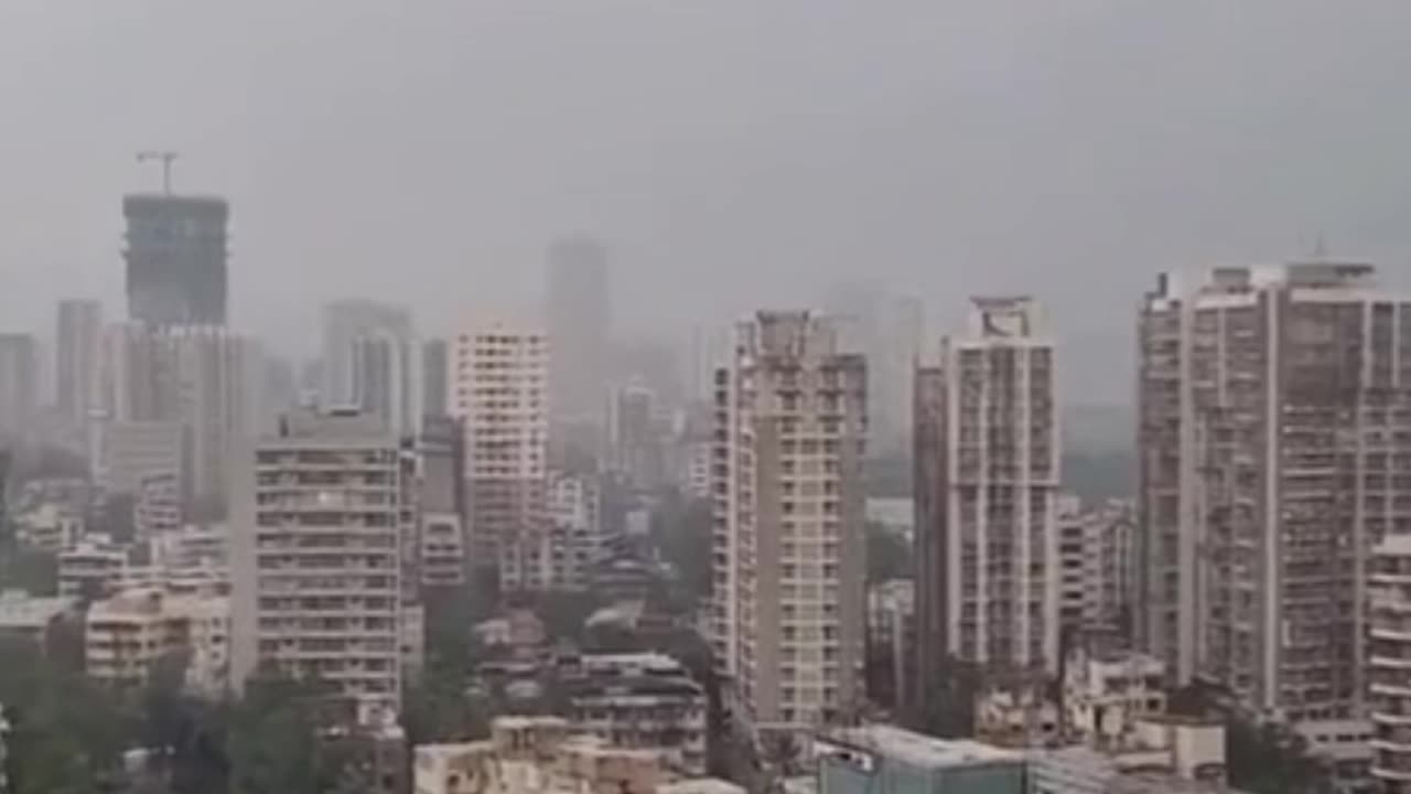 Unbelievable Up-Close Lightning Capture: Witness the Power of Big Bolts!