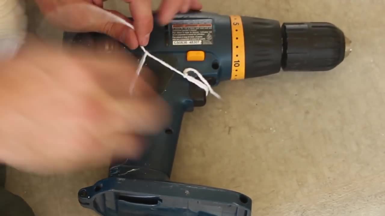 MAKE AN EMERGENCY PHONE CHARGER ~MACGUYER STYLE!